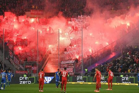Schon während der Partie zwischen Hoffenheim und Bayern werden in der Kurve der Gäste immer wieder bengalische Feuer angezün...