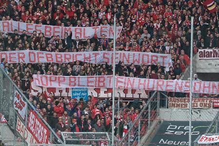 Die Bayern-Fans richten in der 67. Minute erstmals ihre vulgäre Botschaft an Dietmar Hopp, das Spiel wird unterbrochen.