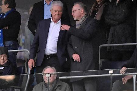Auf der Tribüne sucht Karl-Heinz Rummenigge derweil das Gespräch mit dem Geschädigten.