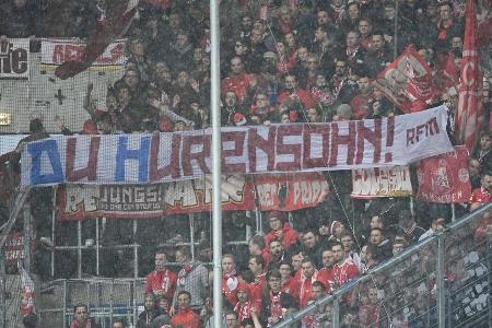 Doch die Ultras legen nach: Nur zehn Minuten später taucht ein neues Banner im Fanblock der Bayern auf.