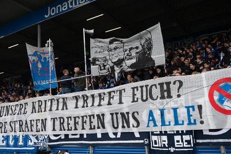 'Unsere Kritik trifft euch? Eure Strafen treffen uns alle', ist auf einem Banner in Darmstadt zu sehen. Ebenfalls ein Doppel...