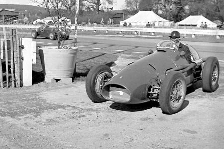 Ein ähnliches Design weisen auch die ersten Formel-1-Wagen der Scuderia auf. Der Erfolg gibt dem Team Recht. 1951, 1952 und ...