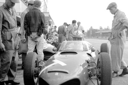 Deutlich besser läuft es Anfang der 60er mit dem Ferrari 156. Wolfgang Graf Berghe von Trips profitiert von der Neuentwicklu...