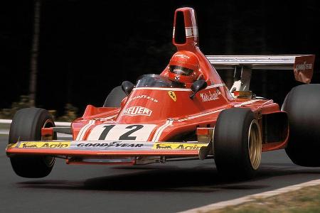 Ein Modell des 312 ist der 74er B3. Clay Regazzoni und Niki Lauda versuchen ihr Glück in diesem Boliden - und werden Zweiter...