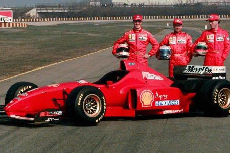 Mit der Verpflichtung von Michael Schumacher und dem komplett neu konzipierten F310 geht Ferrari in die Saison 1996. Die Hof...