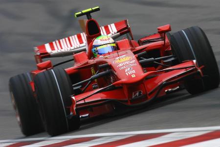 Drei Jahre später schickt die Scuderia den F2008 auf den Asphalt. Kimi Räikkönen und Felipe Massa holen in ihrem Boliden ach...