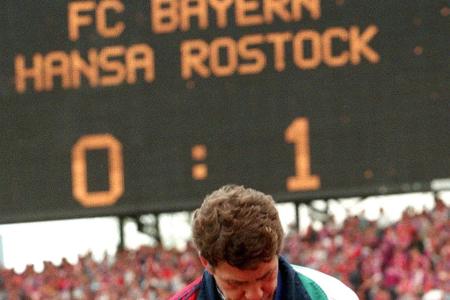 Mit einer als sensationell in die Geschichte eingegangenen Verpflichtung bestimmt der FCB im Sommer 1995 die Schlagzeilen. D...