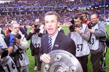 Nachdem Ottmar Hitzfeld den BVB in den 90er Jahren an die Spitze Europas führt, streckt auch der FC Bayern seine Fühler nach...