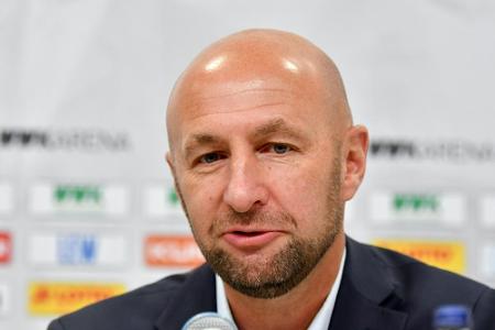FCA-Chef Hofmann kritisiert Kurzarbeit bei großen Klubs FCA-Chef Hofmann kritisiert Kurzarbeit bei großen Klubs