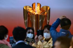 Mehr als 50.000 Japaner pilgern zum Olympischen Feuer