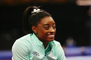 In 55 Sekunden: Biles zieht sich Trainingsleggings im Handstand aus