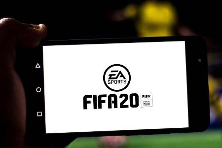 Samstag, 15:30 Uhr - der Ball rollt wieder - zumindest virtuell! Borussia Dortmund und Co. starten in den Premieren-Spieltag... Samstag, 15:30 Uhr - der Ball rollt wieder - zumindest virtuell! Borussia Dortmund und Co. starten in den Premieren-Spieltag...