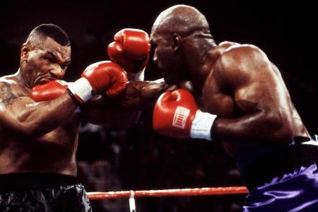 Holyfield ist als Verlierer eingekauft – und macht den Kampf seines Lebens. Er zähmt das Biest Tyson und schlägt ihn in Rund...