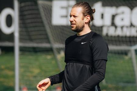 Gleiches gilt für das Frankfurter Urgestein, das mit einer eineinhalbjährigen Unterbrechung beim VfL Wolfsburg seit 24 (!) J...