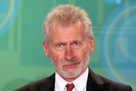 Breitner sieht Restart der Bundesliga kritisch - Lob für Seifert Breitner sieht Restart der Bundesliga kritisch - Lob für Seifert