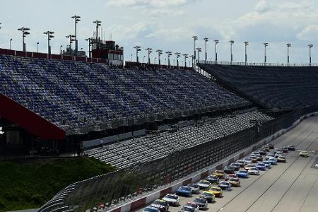 NASCAR-Rennserie vor leeren Tribünen fortgesetzt NASCAR-Rennserie vor leeren Tribünen fortgesetzt