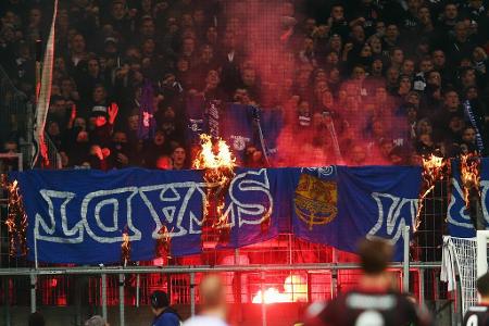 Platzsturm, Fahnenverbrennungen, ein kurzfristig gekipptes Innenstadtverbot: Das brisante Hessen-Derby zwischen Eintracht Fr...