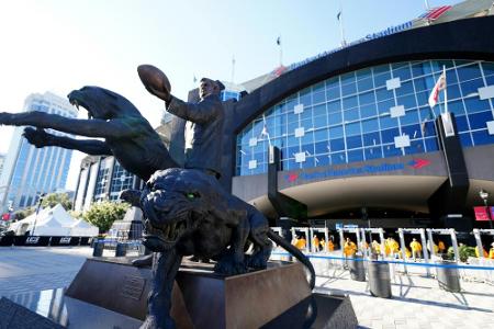 Angst vor Vandalismus: Carolina Panthers bauen Statue ab Angst vor Vandalismus: Carolina Panthers bauen Statue ab