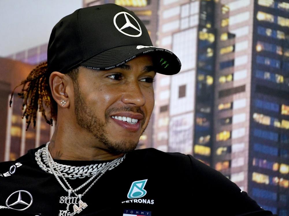 Hamilton steigt wieder ins Auto Mercedes testet neue CoronaAbläufe
