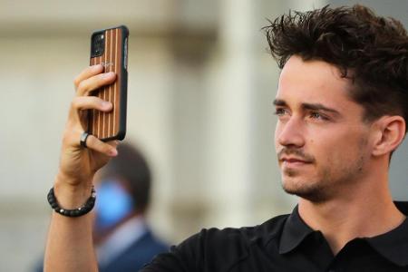 Stadtrundfahrt durch Maranello: Leclerc wieder im Ferrari Stadtrundfahrt durch Maranello: Leclerc wieder im Ferrari