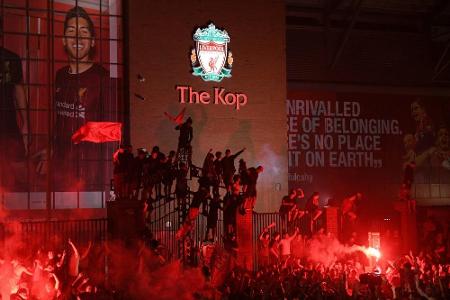 Fans ignorieren Abstandsregeln: Tausende feiern Klopps Titel Fans ignorieren Abstandsregeln: Tausende feiern Klopps Titel