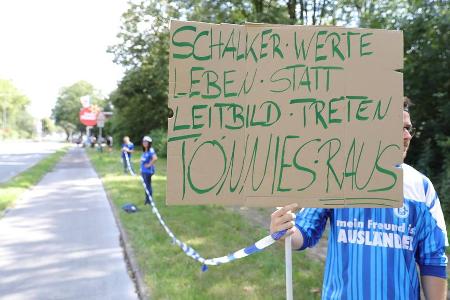 'Schalker Werte leben - statt Leitbild treten. Tönnies raus'