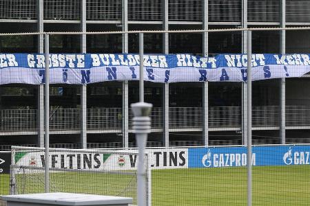 'Der größte Bulldozer hilft nicht mehr! Tönnies raus!'