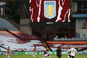 Vor Restart der Premier League: Spieler gehen auf die Knie