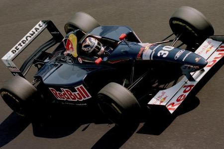 Im folgenden Jahr bestätigt Frentzen im Team Red Bull Sauber-Ford seine starke Debütsaison und fährt zwölf Mal in die Top Te...