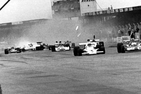 1973 ereignet sich in Silverstone der schwerste Massencrash der Formel-1-Geschichte. Am Ende der ersten Runde verliert Jody ...