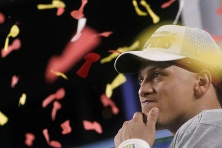 Mahomes verlängert für weitere zehn Jahre bei den Chiefs Mahomes verlängert für weitere zehn Jahre bei den Chiefs