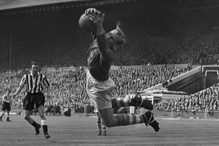 Als Kriegsgefangener blieb der Torwart in England und wurde bei Manchester City zum Kultspieler. Sepp Herberger verzichtete ...