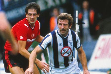 Nachdem die Premier League 1985 ein allgemeines Rauchverbot in Stadien eingeführt hatte, setzte West Bromwich ein Zeichen un...