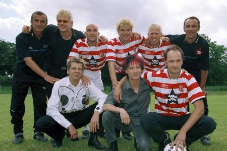 Die Düsseldorfer steckten 2001 in sportlichen und finanziellen Schwierigkeiten. Nach dem Abstieg in die Oberliga entschieden...