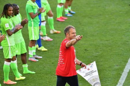 Wolfsburgs Spieler stehen Spalier für Meister-Trainer Hansi Flick.