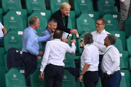 Oliver Kahn, Karl-Heinz Rummenigge und Co. gönnen sich auf der Tribüne ein Schlückchen aus der (Weißbier-)Pulle.