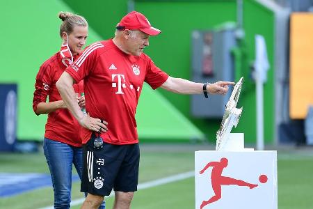 Co-Trainer Hermann Gerland und Team-Managerin Kathleen Krüger inspizieren das Objekt der Begierde schon einmal vorab.