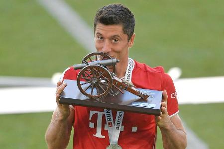 Ein Küsschen für die Torjäger-Kanone von Robert Lewandowski. Überragende 34 Saisontreffer gelangen dem Polen, sein persönlic...