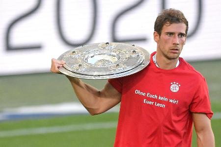 Leon Goretzka geht ein wenig auf dem Wolfsburger Rasen spazieren. Immer mit dabei: die Schale.