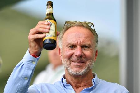 Ein gelöster Karl-Heinz Rummenigge prostet in die Kamera.