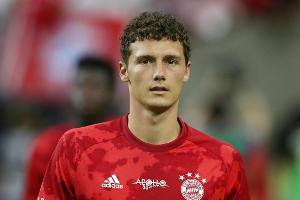 FC Bayern: Pavard bricht erstes Mannschaftstraining ab