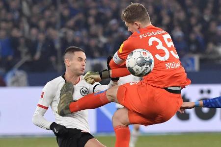 Richtig weh tat nicht nur den Schalkern das härteste Foul der Saison: Keeper Alexander Nübel trat Eintracht Frankfurts Mijat...