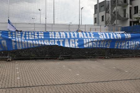 'Ich dachte erst, die Aktion hat sich ein Dortmunder ausgedacht', kommentierten einige S04-Fans die vom Verein verschickten ...