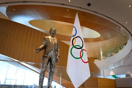 Coubertins Design der Olympischen Flagge für 185.000 Euro versteigert