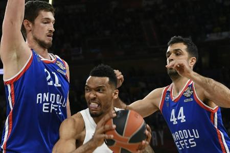 Basketball: Pleiß verlängert bei Istanbul Basketball: Pleiß verlängert bei Istanbul
