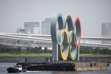 Olympische Ringe verlassen Tokio zur Inspektion Olympische Ringe verlassen Tokio zur Inspektion