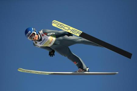 Olympiasiegerin Vogt nach 407 Tagen zurück auf der Schanze Olympiasiegerin Vogt nach 407 Tagen zurück auf der Schanze