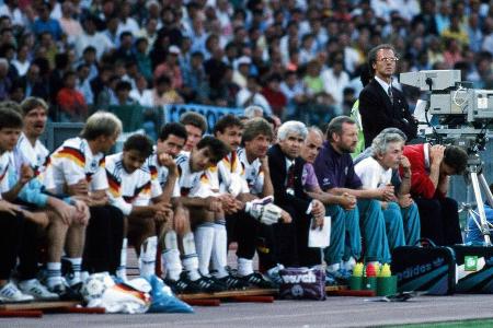 Franz Beckenbauer war als Trainer der große Architekt und wurde zur 'Lichtgestalt' des deutschen Fußballs. Mit dem Spiel end...