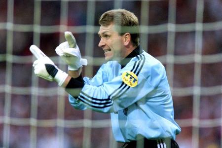 Wurde 2004 unter dem einstigen Mitspieler und damaligen Bundestrainer Jürgen Klinsmann zum Torwarttrainer der Nationalmannsc...