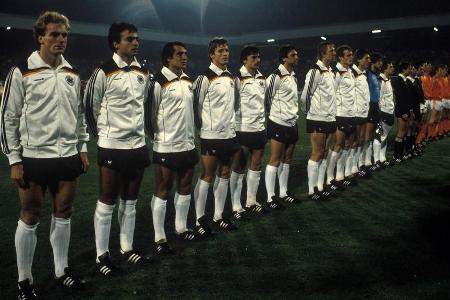 Nach der ersten Meisterschaft mit dem HSV im Jahr 1979 hat Magath nur zwölf Monate später später erneut Grund zum jubeln. Mi...